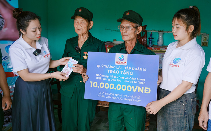 Hình ảnh một người đang đọc sách, minh họa việc đọc và nghiên cứu kỹ lưỡng các tài nguyên.